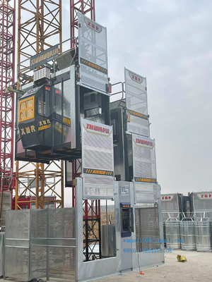 الصين 2 طن تحميل SC200 مصعد بناء قفص واحد مع رف الصاري القسم بارتفاع 50 متر المزود
