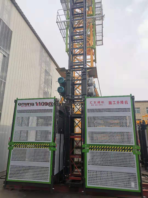 الصين انخفاض سعر المقصورة المزدوجة SC200 / 200 مصعد البناء 2 * 13KW سرعة سلسة المزود